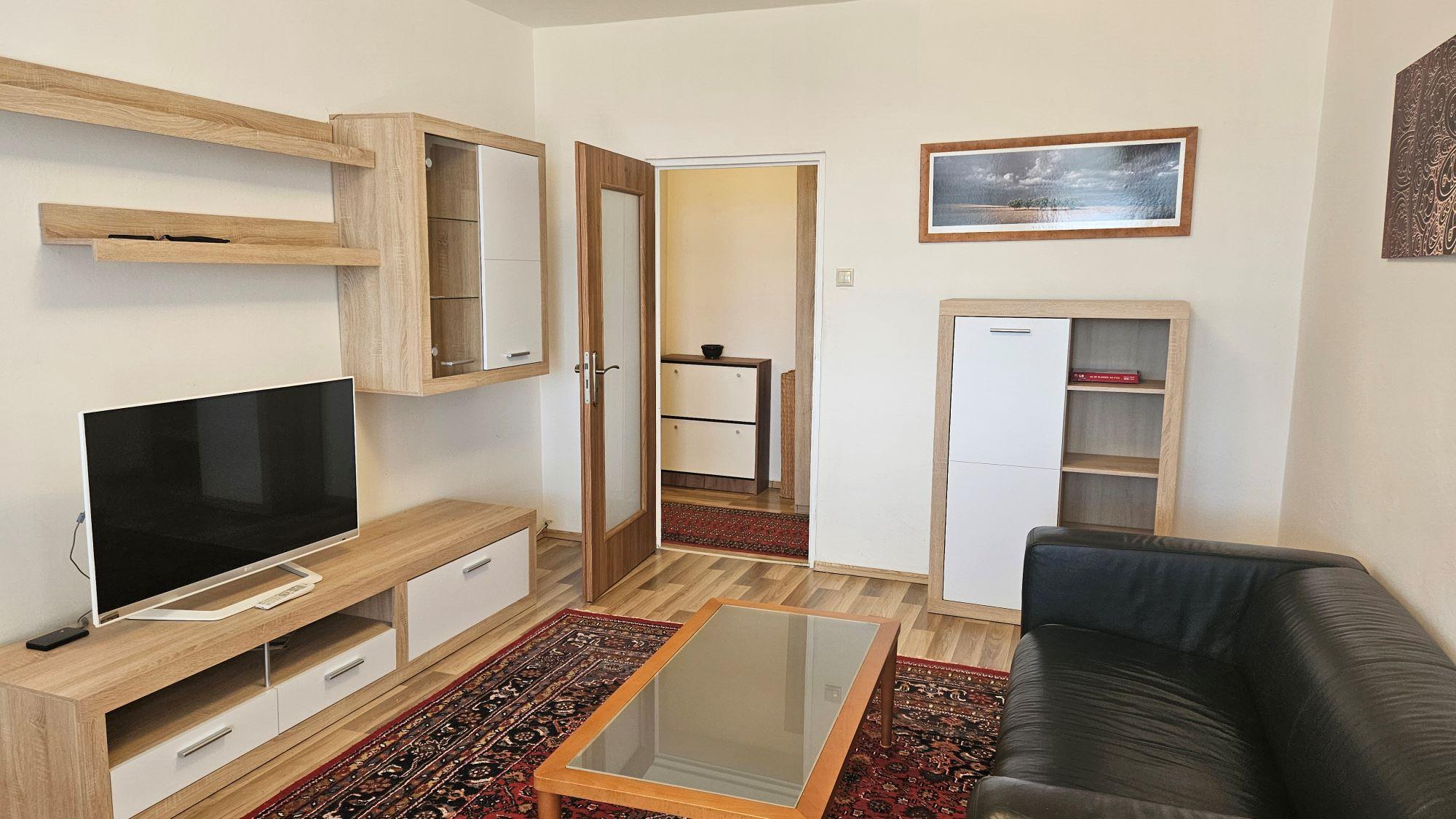 Areté real - Prenájom pekného, zariadeného 3-izbového bytu s priestrannou loggiou, Jurkovičova ul., Bratislava - Rača