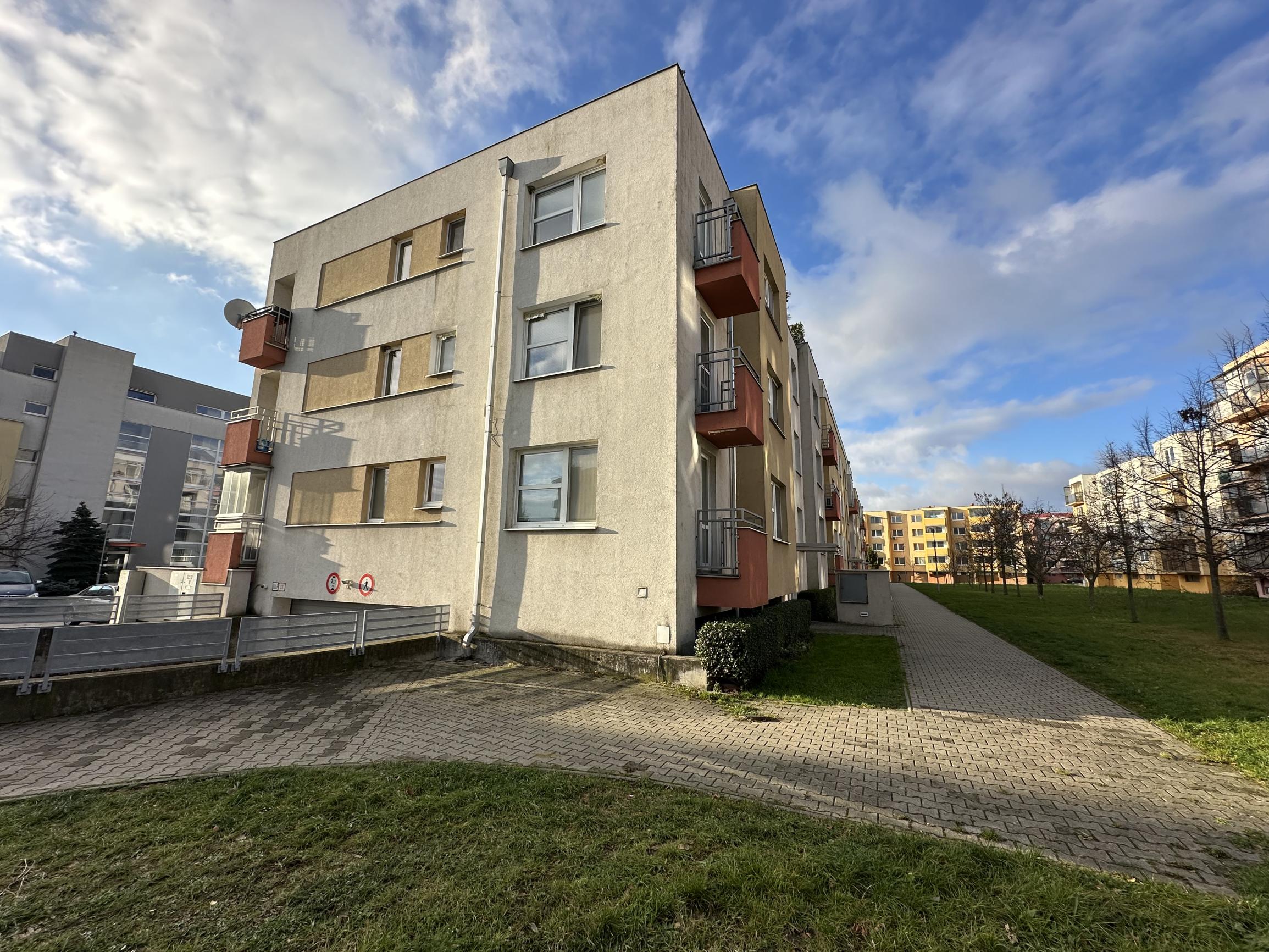 ARETÉ REAL – PRENÁJOM 2-IZBOVÉHO BYTU S PARKOVACÍM STÁTÍM V GARÁŽI, PEZINOK, SILVÁNOVÁ