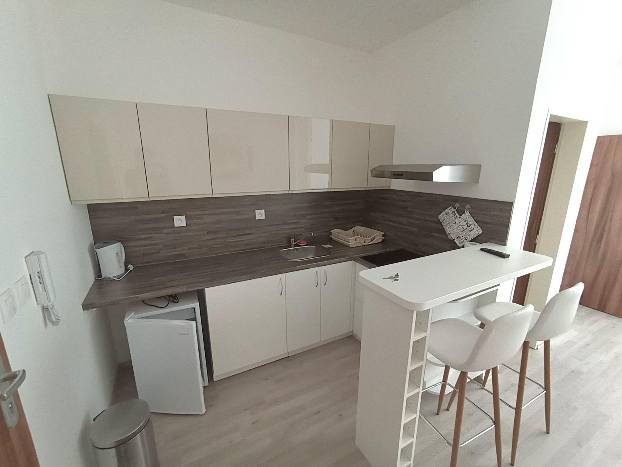 Areté real - Predaj prakticky riešenej garsónky s parkovacím miestom v blízkosti centra Pezinku, ul. Tehelná
