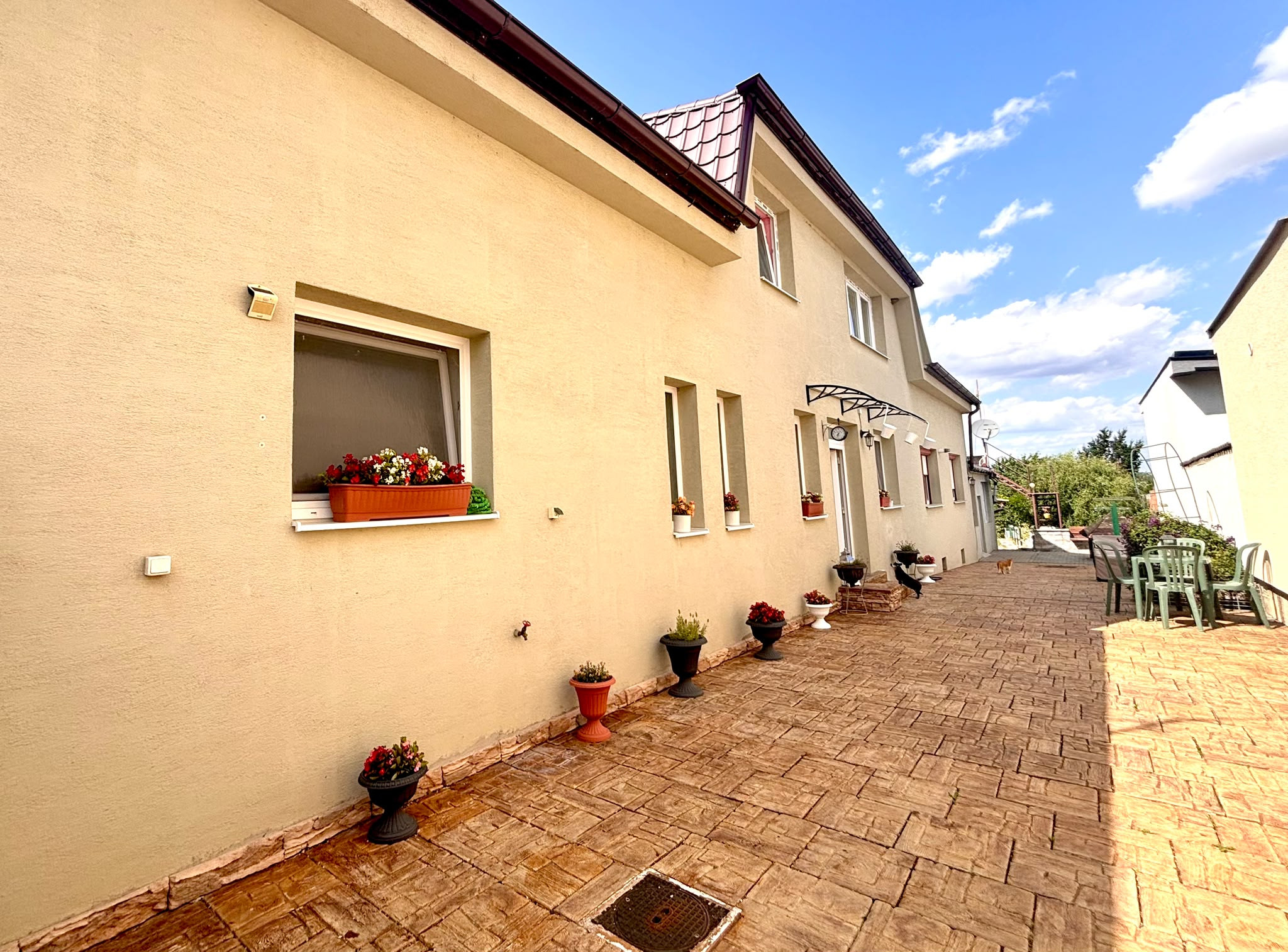 PREDAJ-Veľkorysý 6-izbový dom pre rodinu ktorá túži po svetle, pokoji a priestore, kde môže rásť. Každé okno prináša slnko do tohto výnimočného domu
