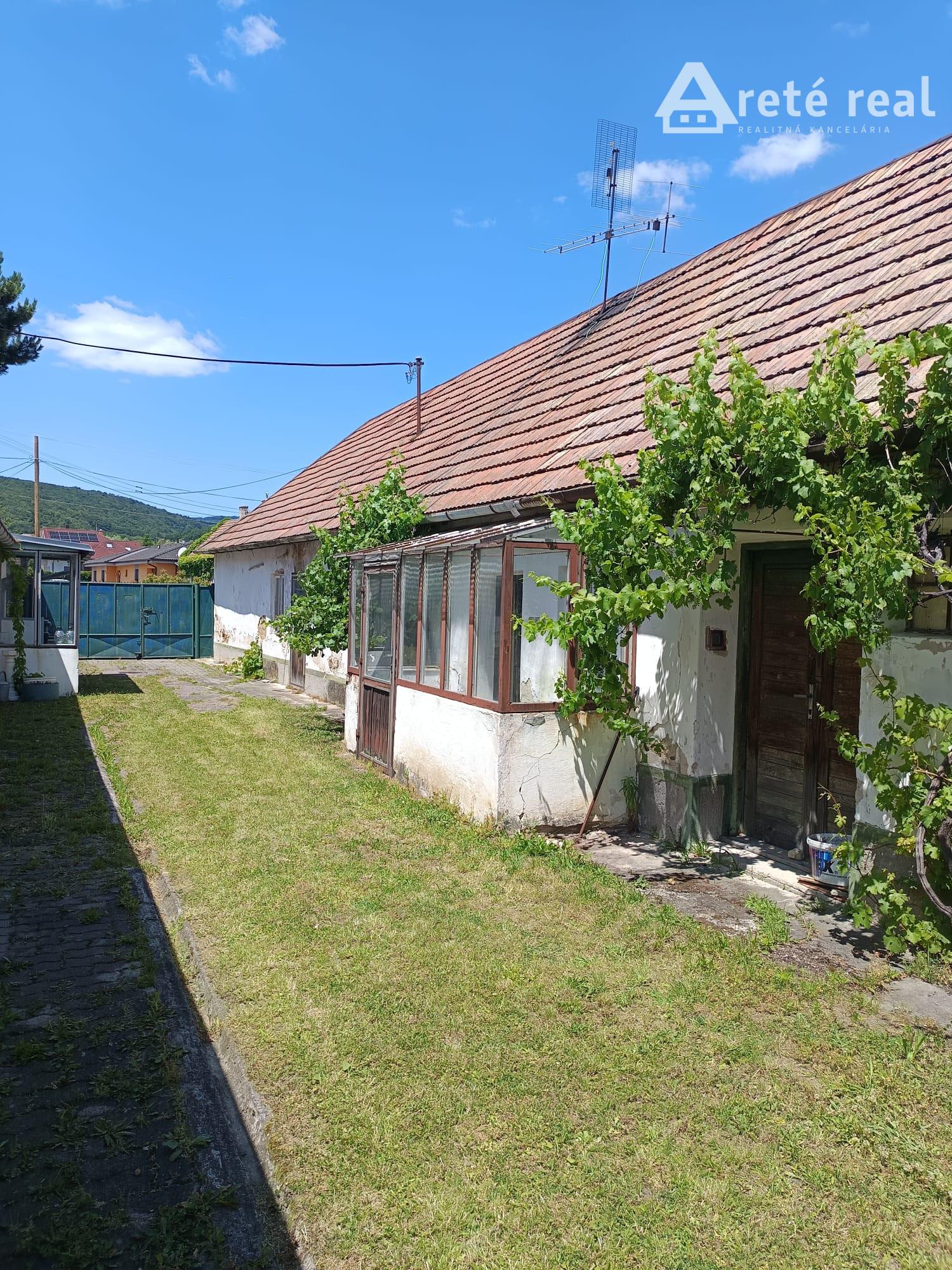 Areté real- Ponúkame na predaj rodinný dom v tichej časti Častej – ideálne na rekonštrukciu alebo novú výstavbu