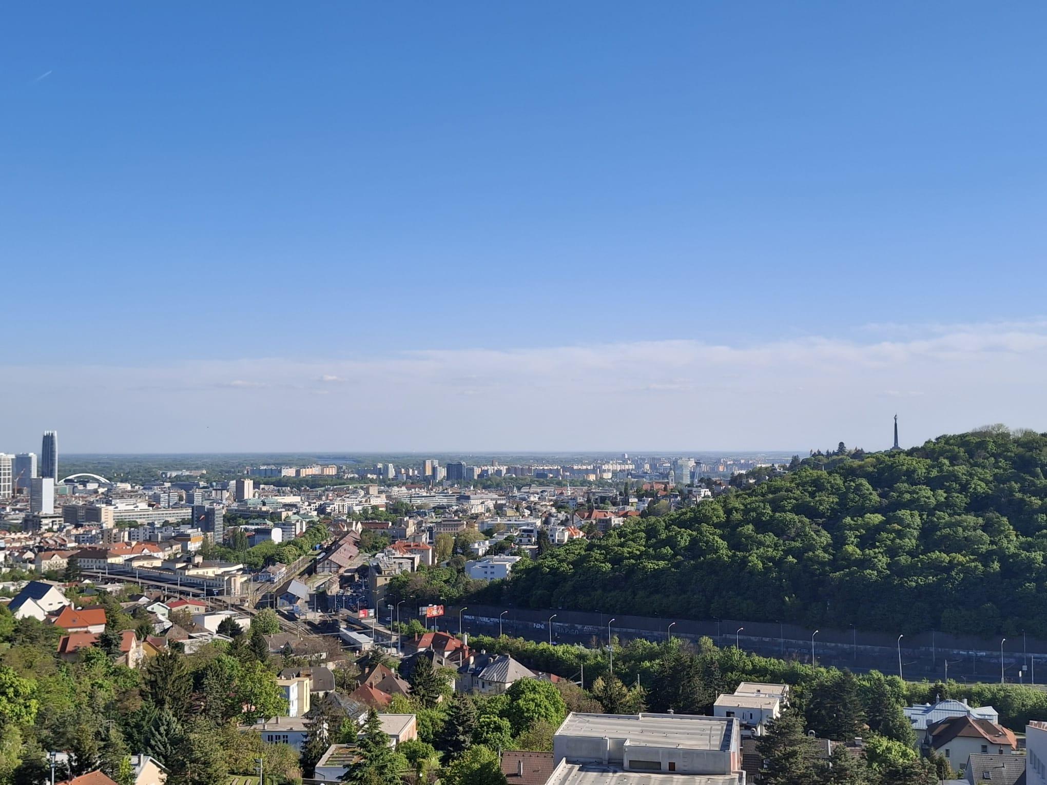 PONÚKAME NA PREDAJ 4 IZBOVÝ, VÝBORNE RIEŠENÝ  BYT NA ul. LADISLAVA DÉRERA - KRAMÁRE, 3 LOGGIE, BEZBARIÉROVÝ PRÍSTUP