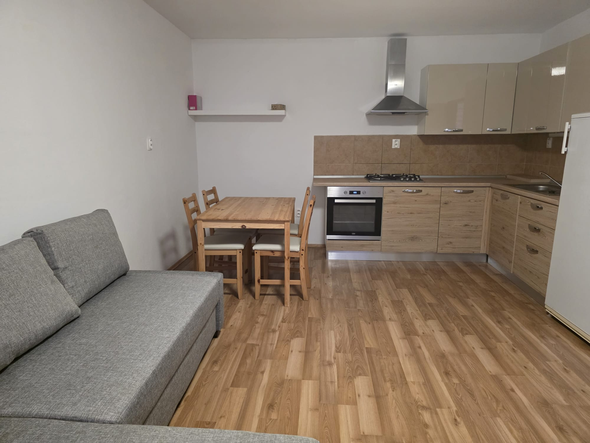 Areté real- Prenájom 2-izbového bytu s parkovacím miestom v centre Pezinka