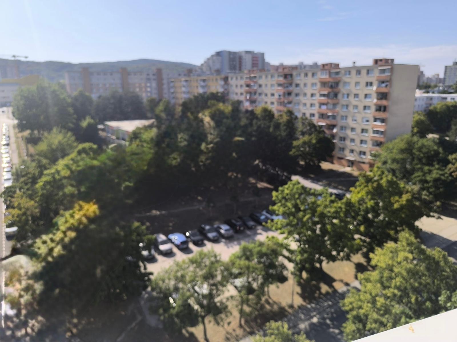 Areté real - Vám ponúka na predaj 3-izbový byt so zasklenou lodžiou a pekným výhľadom na okolitú zeleň