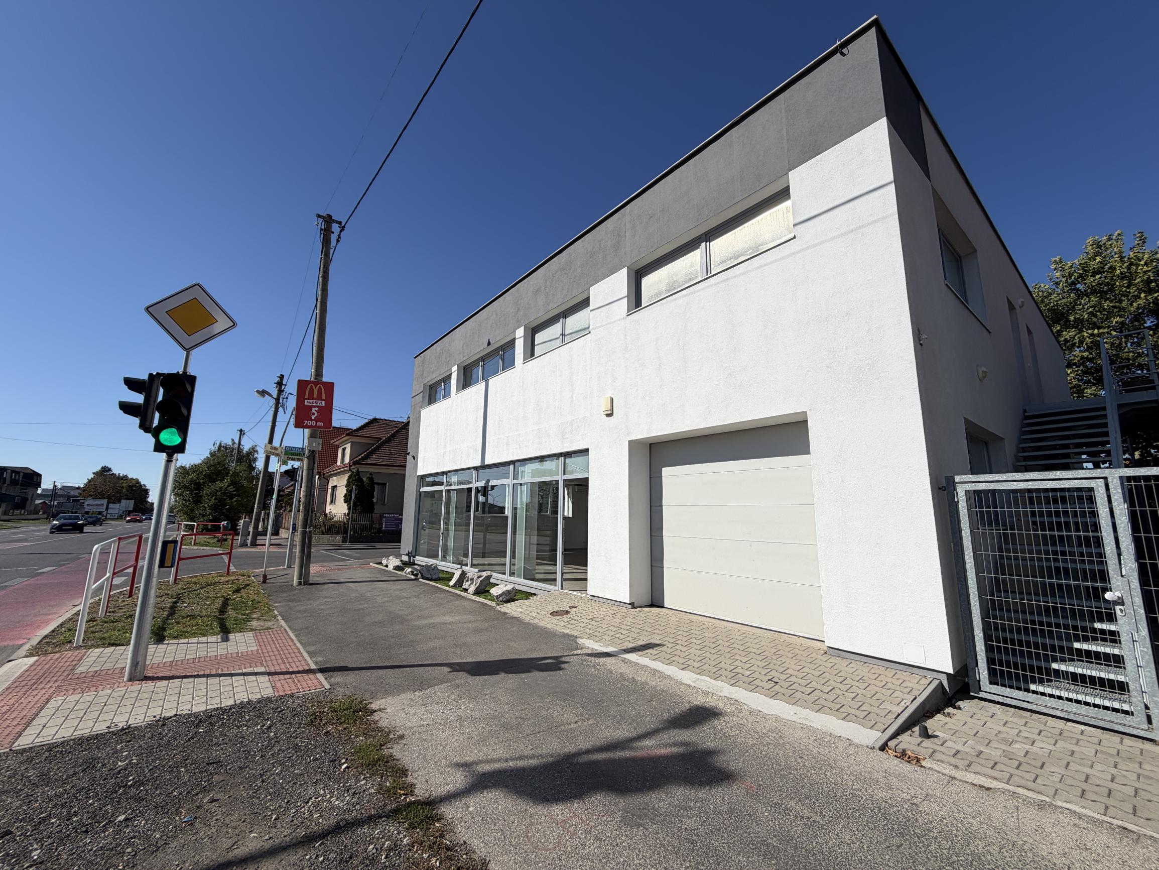 ARETÉ REAL – PRIPRAVUJEME PRENÁJOM NOVOSTAVBY, 224m2 KOMERČNÝ PRIESTOR NA TOP MIESTE, PEZINOK, BRATISLAVSKÁ