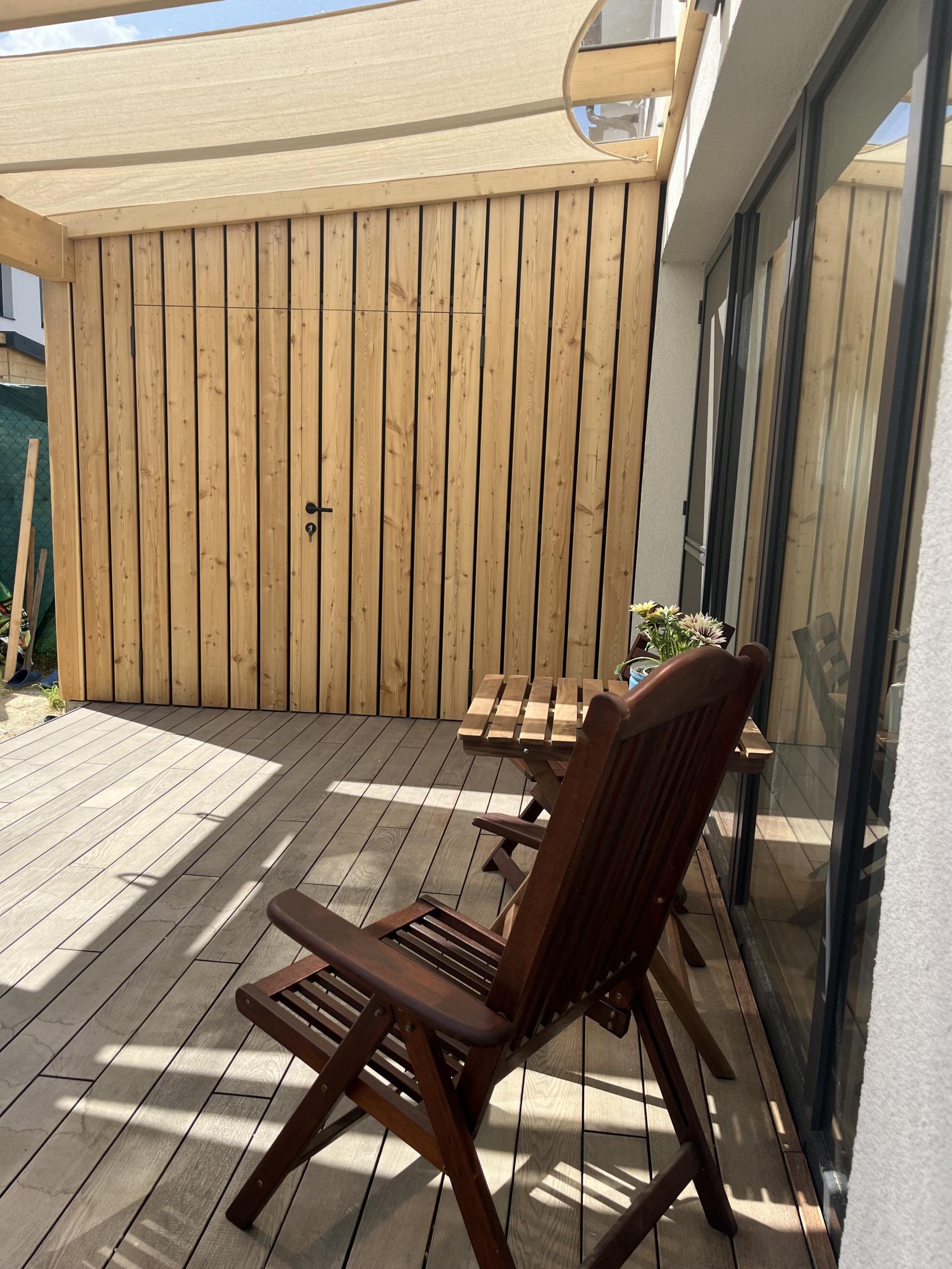 ARETÉ REAL- PRENÁJOM  KRÁSNEHO,KOMPLETNE ZARIADENÉHO 4 IZB.DOMU  V NOVOSTAVBE, 2 PARKOVACIE STÁTIA-VINOSADY