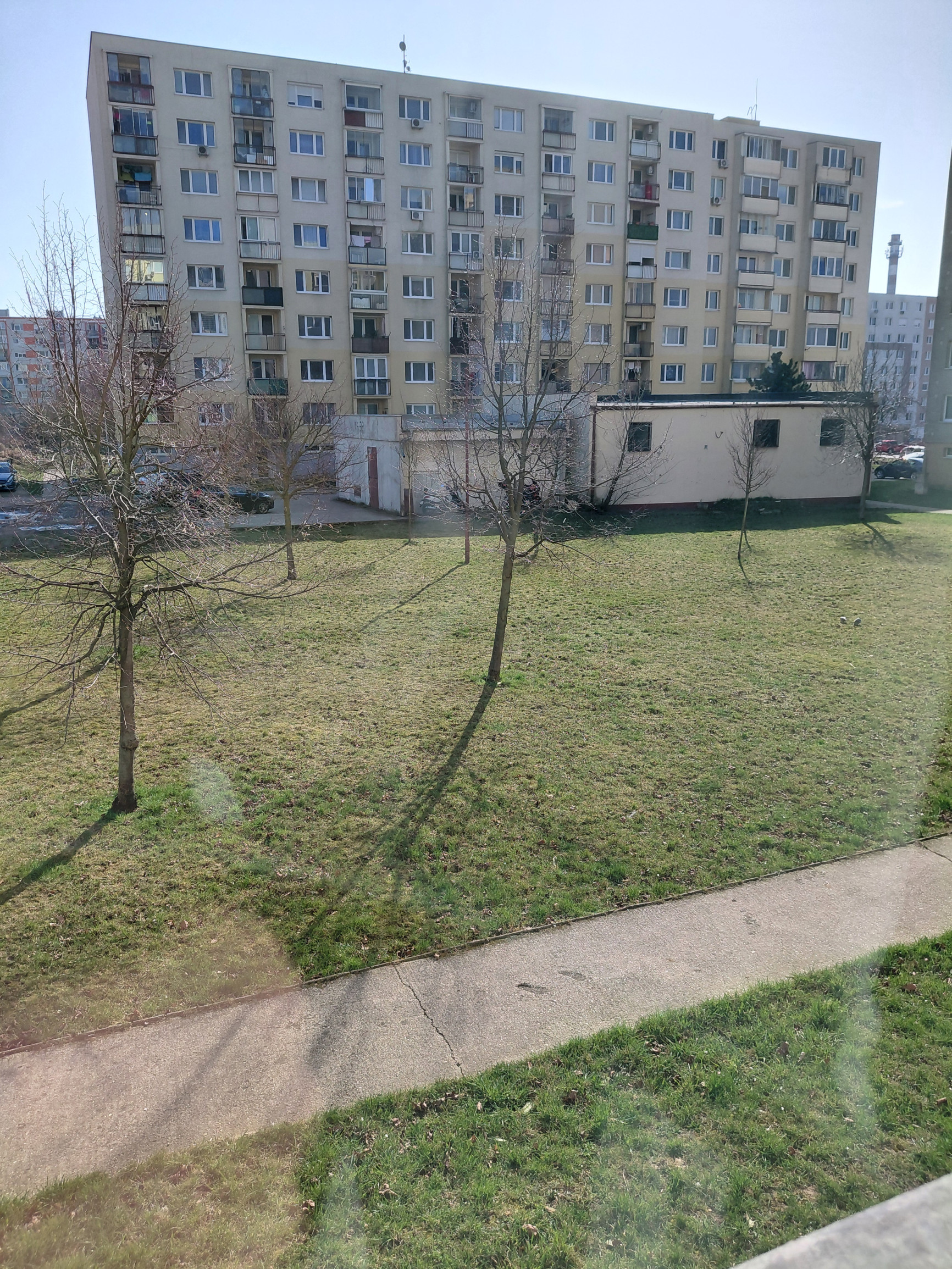 Areté real-prenájom slnečného 1izb. bytu s loggiou, pivnicou v Pezinku na sídlisku Sever