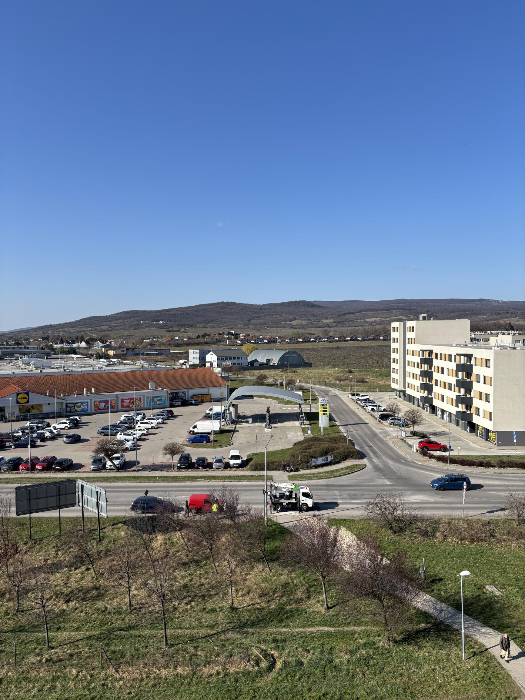 Areté Real - Areté Real - Predaj útulného, svetlého a kompletne zrekonštruovaného 3-izbového bytu s balkónom, loggiou s krásnym výhľadom na Malé Karpaty a okolie.