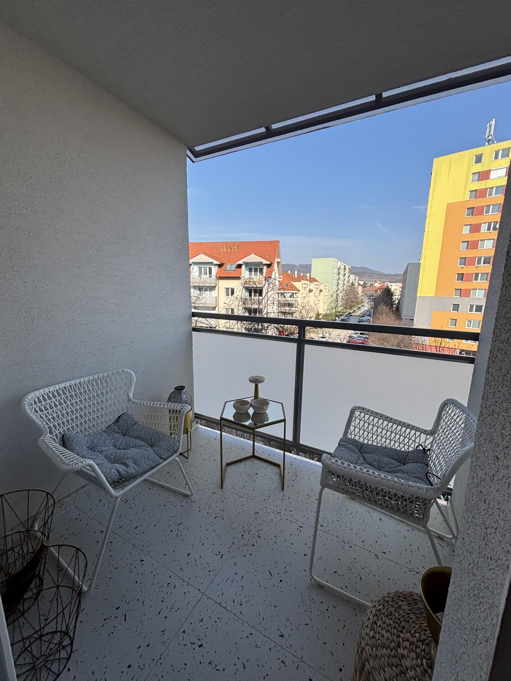 ARETÉ REAL - Predaj, svetlého, priestranného, kompletne zrekonštruovaného 3-izbového bytu s loggiou a pivnicou vo výbornej lokalite.