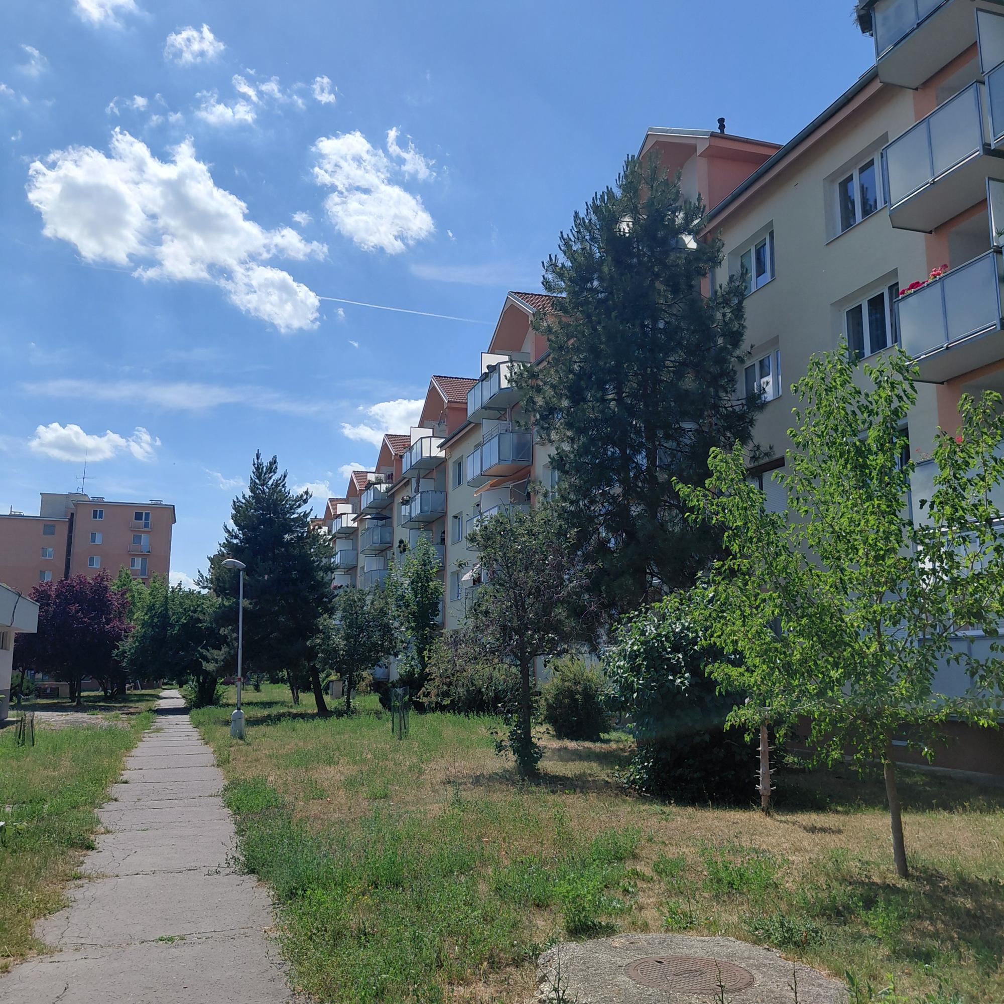 ARETÉ REAL- PREDAJ 4 IZBOVÉHO TEHLOVÉHO BYTU V PEZINKU, NA SKOK CENTRUM, TERASA, MUROVANÁ PIVNICA