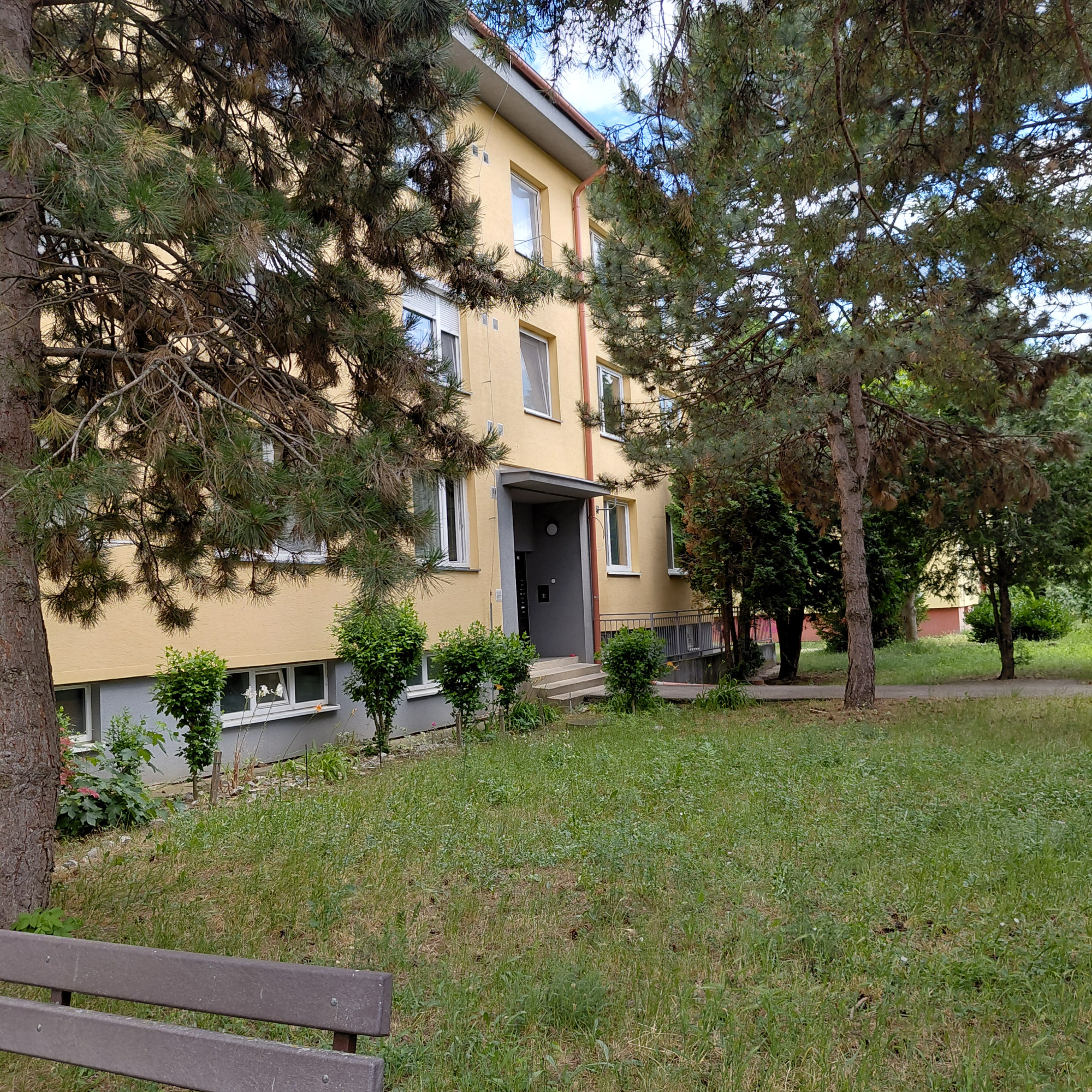 ARETE REAL-PREDAJ 3 IZBOVÉHO BYTU V SENCI, SLNEČNÝ, PRIESTRANNÝ, REKONŠTRUKCIA